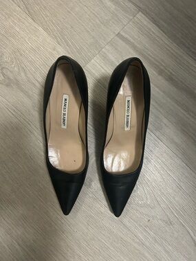 Manolo Blahnik Black Pointed Leather Pumps - Classic Women's Heels